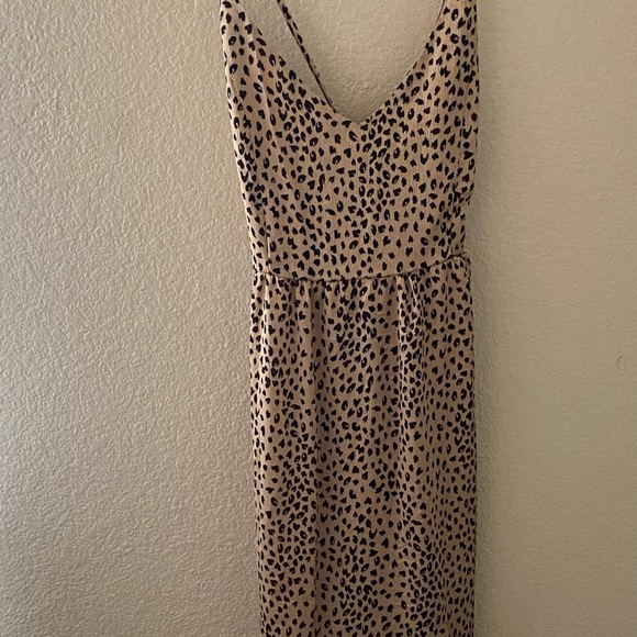 Dress, khaki leopard print, flown swing pleated hem, deep v neck,polyester - Picture 6 of 9